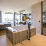 Be Serene Suite Van der Valk Hotel Heerlen met Jacuzzi op Kamer